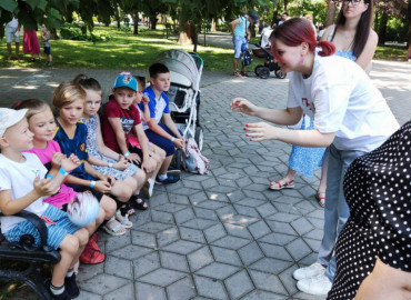 «Выше ноги от земли» и «Классики»: в Краснодаре прошел первый в регионе фестиваль дворовых игр поколения 90-х